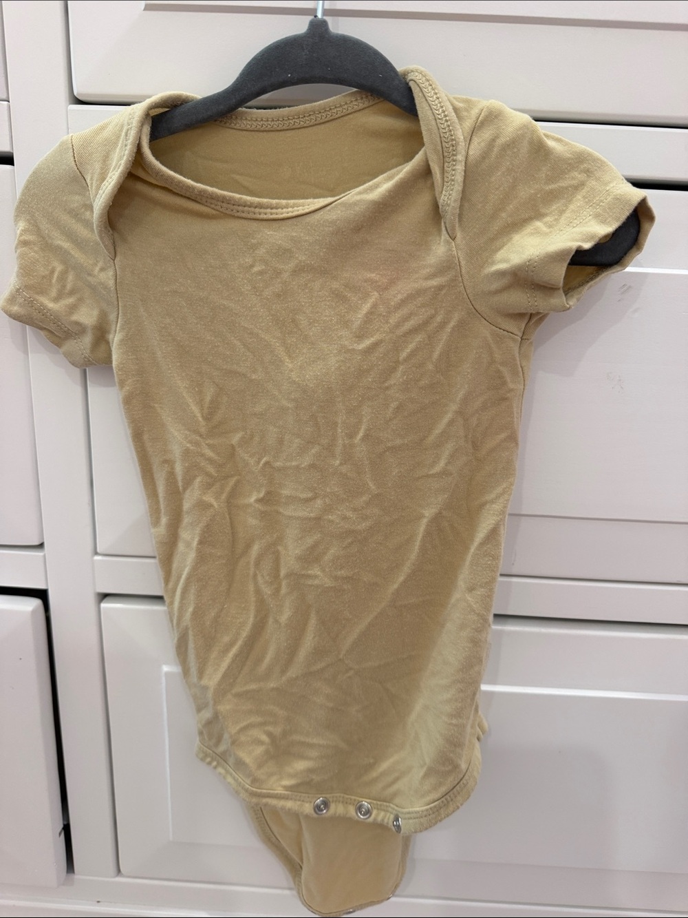 Kyte BABY Short-Sleeve One-Piece Bodysuit in Beige/Tan